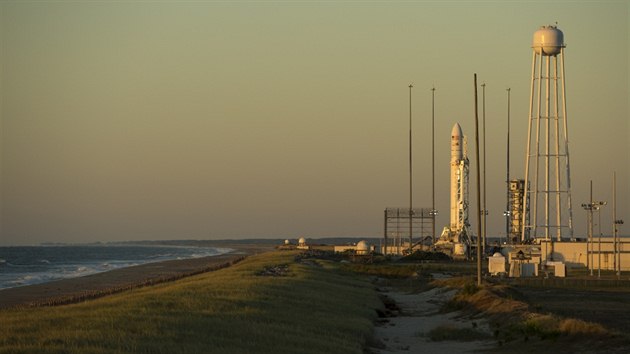 Raketa Antares s lod Cygnus pipravena ke startu