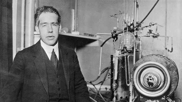 Dánký fyzik Niels Henrik David Bohr (1885 - 1962) ve své pedválené laboratoi