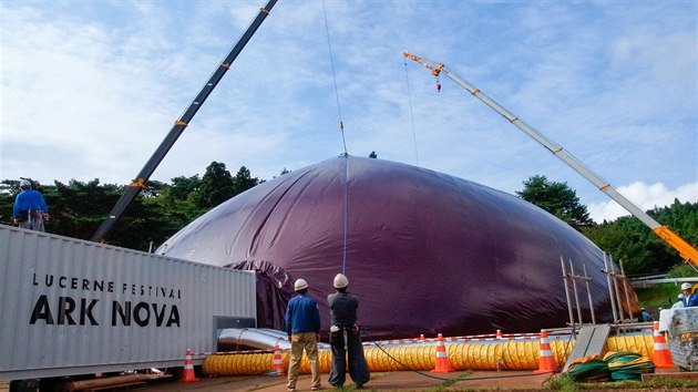 Abstraktn stavba nazvan Ark Nova je dlem britskho sochae Anishe Kapoora a japonskho architekta Araty Isozakiho.