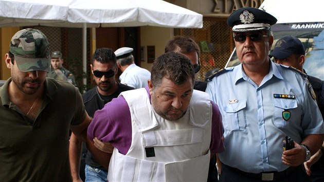 Policist vedou mue podezelho z vrady rapera Pavlose Fyssase (19. z 2013).