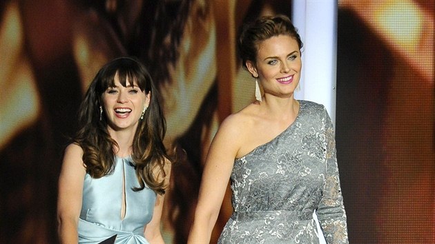 Zooey Deschanelov a jej sestra Emily na Emmy Awards (Los Angeles, 22. z 2013)