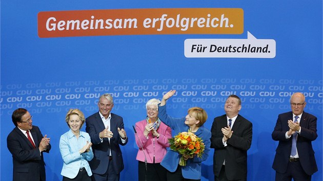Kanclka Angela Merkelov a lenov jej strany CDU-CSU oslavuj po zveejnn prvnch vsledk, kter naznauj jejich vhru v parlamentnch volbch. (22. 9. 2013)