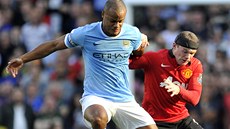 PETLAOVANÁ. Vincent Kompany z Manchesteru City (vlevo) si kryje mí ped