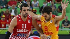 panl Jose Calderon (vpravo) brání útok Krunoslava Simona z Chorvatska.