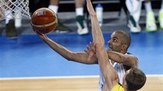 Tony Parker z Francie pod koem ve finále mistrovství Evropy proti Litv.