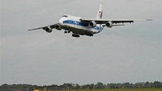 Obí transportní letoun An-124 Ruslan pistává na monovském letiti s nákladem...