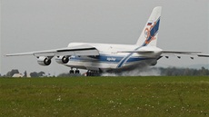 Obí transportní letoun An-124 Ruslan pistává na monovském letiti s nákladem...