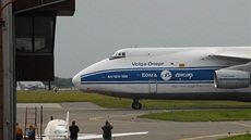Obí transportní letoun An-124 Ruslan pistává na monovském letiti s nákladem...