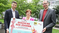 Božena Macková si přebírá šek na benzin na rok zdarma. (24. září 2013) Božena Macková si přebírá šek na benzin na rok zdarma. (24. září 2013)