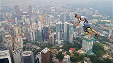 SKOK DO PRÁZDNA. Kristian Moxnes z Norska skáče z 300 metrů vysoké Kuala Lumpur... SKOK DO PRÁZDNA. Kristian Moxnes z Norska skáče z 300 metrů vysoké Kuala Lumpur...
