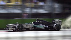 LÁPL NA BRZDY. Lewis Hamilton v druhém tréninku Velké ceny Singapuru formule 1.