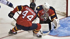 JEŠTĚ S BÍLOU MASKOU. Navrátilec do NHL Tim Thomas z Florida Panthers zasahuje JEŠTĚ S BÍLOU MASKOU. Navrátilec do NHL Tim Thomas z Florida Panthers zasahuje