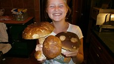 Velká radost malé houbaky Aniky z Volyn, která houbaila s rodii v lese na...