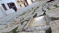 Destičky se nachází před domy Židů, které za války zavraždili nacisté v... Destičky se nachází před domy Židů, které za války zavraždili nacisté v...