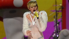 Obleená neobleená Miley Cyrusová na festivalu v Las Vegas.