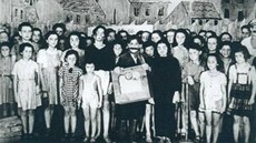 Terezínské děti po představení opery Brundibár Terezínské děti po představení opery Brundibár