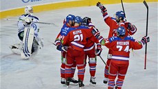 Hokejisté Lva Praha se radují z gólu v utkání proti Dynamu Moskva. Hokejisté Lva Praha se radují z gólu v utkání proti Dynamu Moskva.