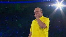 Na firemním srazu, před asi třinácti tisíci zaměstnanci, se šéf Microsoftu s... Na firemním srazu, před asi třinácti tisíci zaměstnanci, se šéf Microsoftu s...