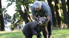 Filmař Václav Chaloupek natáčí s medvědy další díly seriálu, který už mohou... Filmař Václav Chaloupek natáčí s medvědy další díly seriálu, který už mohou...