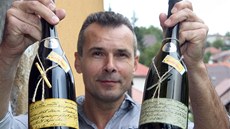 Vladimír Raška vytvořil originální etiketu na láhve s vínem. Vladimír Raška vytvořil originální etiketu na láhve s vínem.