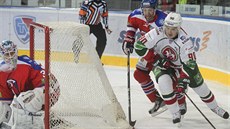 Kirill Petrov (vpravo) z Kazaně se snaží natlačit před brankáře Petri Vehanena... Kirill Petrov (vpravo) z Kazaně se snaží natlačit před brankáře Petri Vehanena...