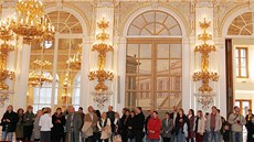 Správci Hradu pustí návštěvníky do reprezentačních prostor i střežených salonků. Správci Hradu pustí návštěvníky do reprezentačních prostor i střežených salonků.