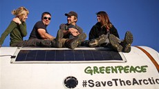 Na snímku, který Greenpeace datuje na pondělí 9. září 2013, sedí na lodi Arctic... Na snímku, který Greenpeace datuje na pondělí 9. září 2013, sedí na lodi Arctic...