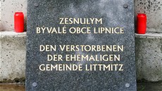 Deska na památníku v prostorách starého hbitova zaniklé obce Lipnice.