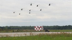 Loni v záí se vrtulníky symbolickým peletem s Perovem louily (na snímku), nyní nad ním v rámci cviení NATO zaburácí znovu.