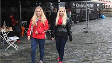 V Olomouci má do soboty zastávku kavárna POTMĚ. Tu tvoří zatemněný autobus, V Olomouci má do soboty zastávku kavárna POTMĚ. Tu tvoří zatemněný autobus,