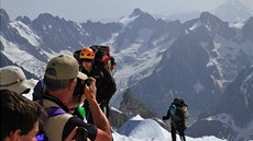 Na horní stanici na Aig. du Midi se setkávají horolezci s výletníky z celého...