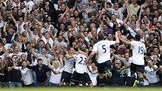 EUFORIE NA WHITE HART LANE. Fotbalisté a fanouci Tottenhamu oslavují gól proti