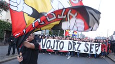 POCHOD. Sparantí fanouci míí na derby na stadion Slavie.