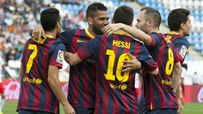 Barcelontí fotbalisté oslavují branku proti Almerii.
