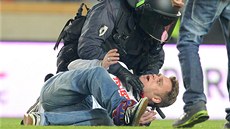 CO NA MĚ SAHÁŠ? Na trávník vběhli po fanoušcích Sparty také slávisté, zřejmě CO NA MĚ SAHÁŠ? Na trávník vběhli po fanoušcích Sparty také slávisté, zřejmě