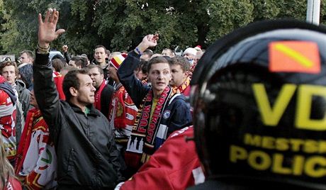 Policejní tkoodnci hlídají hradecké fanouky ped pardubickou EZ Arenou.