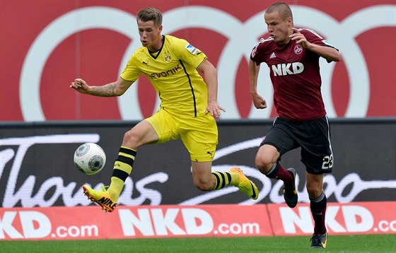 Dortmundského útoníka Marvina Ducksche  (vlevo) stíhá Adama Hlouek z...