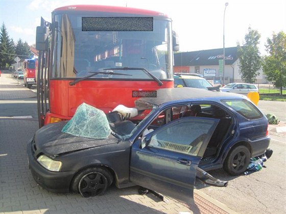 ídi auta zejm nedal pednost autobusu.