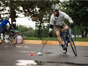 Nevední sport bikepolo nabírá na popularit.