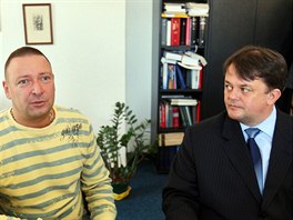Majitel sti vily po Karlu apkovi Karel Scheinpflug (vlevo) a starosta Prahy...