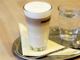 LATTE MACCHIATO se podává vdy ve skle, a to pro efekt pruh, které nápoj...