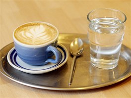 CAPPUCCINO je opt espresso s mlékem, kterého je víc, ne u espressa macchiata...