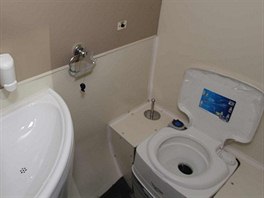 Prezidentská toaleta obsahuje chemický záchod a malé umyvadlo.