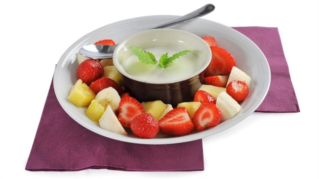 Na dopoledn svainu je ideln polotun bl jogurt s ovocem. Energetick hodnota tohoto jdla je piblin (200 kcal/810 kJ) - 100 g ovoce, 200 g blho polotunho jogurtu.