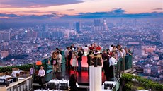 Bar Sirocco v thajském Bangkoku je nejvýe poloeným oteveným barem na svt. 