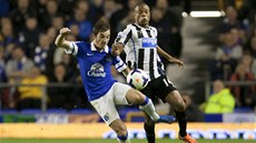 KOLÍNKEM. Leighton Baines z Evertonu (vlevo) bojuje o mí s Loicem Remym z