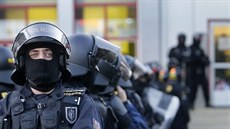 Policejní těžkooděnci před pardubickou ČEZ Arenou. Policejní těžkooděnci před pardubickou ČEZ Arenou.