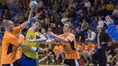 Ještě loni slavil Svatopluk Pernica (s míčem) v Zubří extraligový titul, teď... Ještě loni slavil Svatopluk Pernica (s míčem) v Zubří extraligový titul, teď...