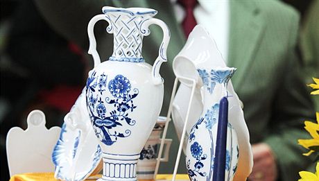 eský porcelán Dubí chtl kvli Zemanovi pesthovat výrobu a pipravil kest nové retro kolekce. Po zmn prezidentova programu musel slávu zruit.