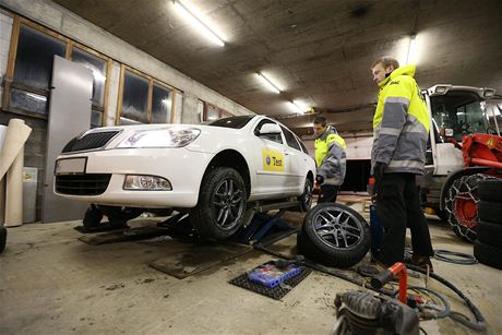 Od zaátku listopadu do konce bezna musí mít auta zimní pneumatiky za nepíznivých povtrnostních podmínek, zejména na snhu nebo ledu. 